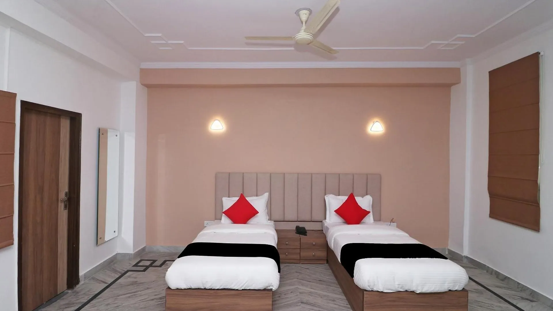 מלון גורגאון Super Capital O Esscon House Near Payal Cinema 3*,